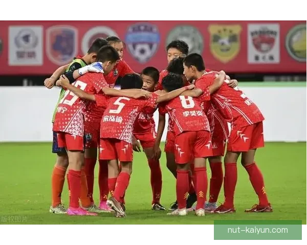 中国足球焕发新生机，年轻球员表现亮眼，未来可期